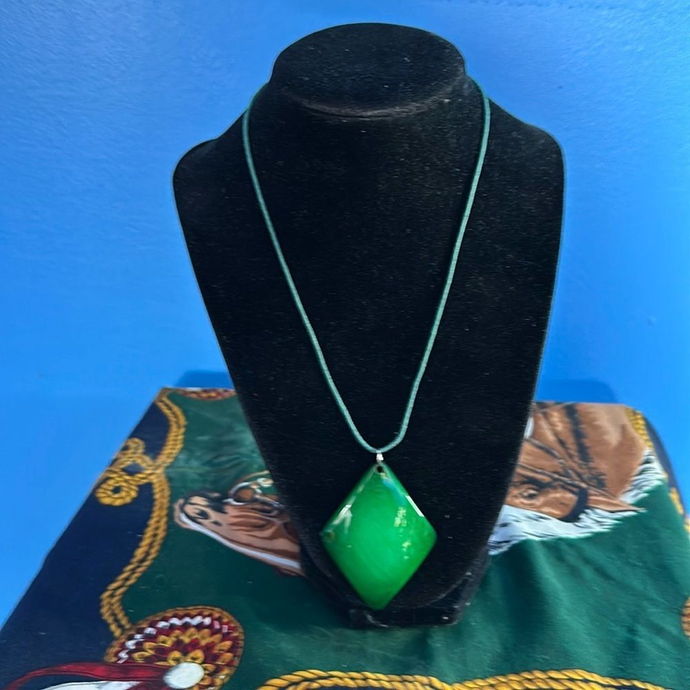 Green Diamond-Shaped Pendant Necklace Lightweight Fashion Jewelry Statement